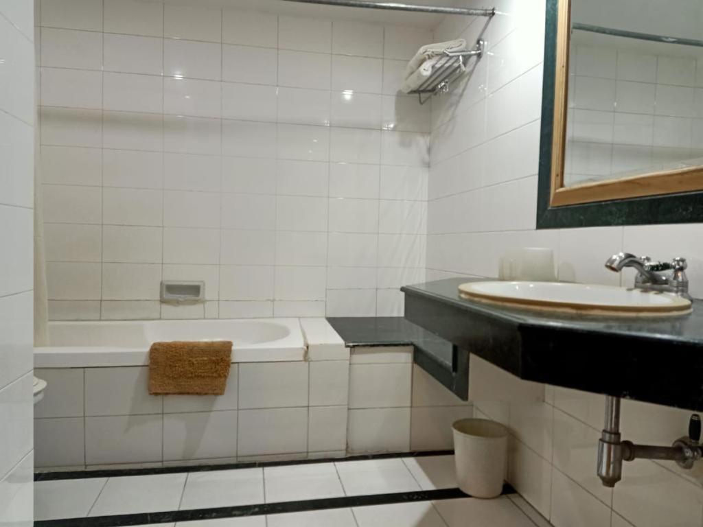 Shingar Regency Hotell Manāli Exteriör bild